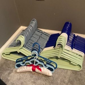 90 kids plastic hangers